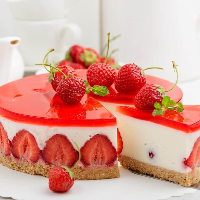 Cold cheesecake with strawberry and strawberry jelly.